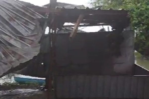 Atap rumah warga rusak akibat angin kencang di jerowaru Lombok Timur.