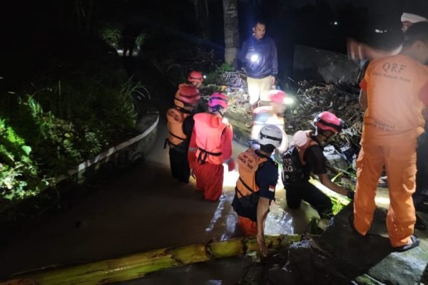 Tim SAR saat lakukan pencarian bocah 3 tahun terseret arus parit di Dusun Gubuk Baru, Desa Pijot Utara, Kecamatan Keruak, Kabupaten Lombok Timur, pada Selasa malam (11/2/2025).