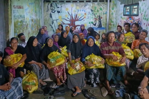 Sekolah Pesisi Juang bantu warga terdampak banjir rob di Ampenan Kota Mataram.