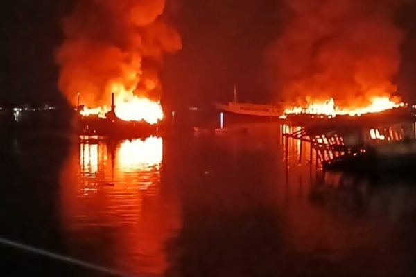 Tiga kapal wisata yang berlabuh di Kayangan Labuhan Lombok terbakar