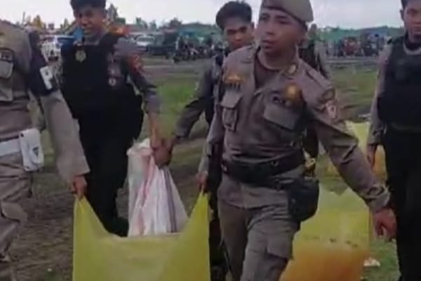 Puluhan miras disita saat pesta Bau Nyale di Lombok Timur.