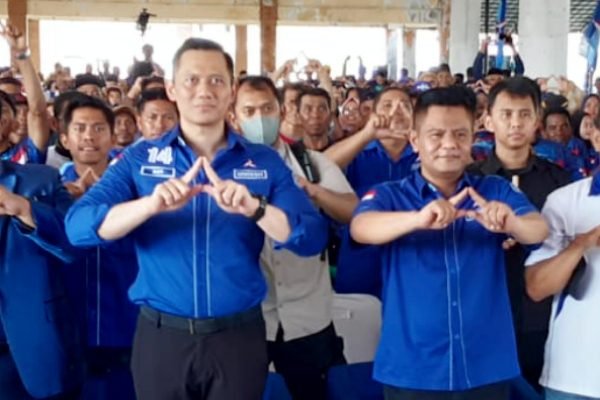 Agus Harimurti Yudhoyono Ketua Umum Partai Demokrat (tengah kiri) bersama Indra Jaya Usman Ketua DPD Partai Demokrat NTB (tengah kanan) pada salah satu acara di NTB