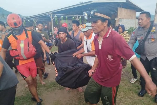 Tim SAR dan warga saat evakuasi mayat pria yang ditemukan mengambang di Pantai Are Guling Lombok Tengah.