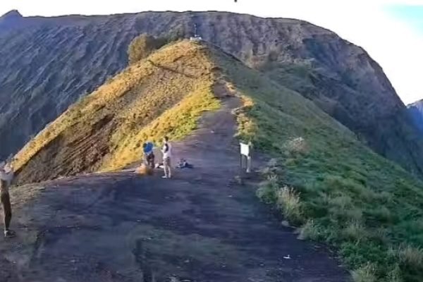 Aktivitas pendakian di Gunung Rinjani Lombok.