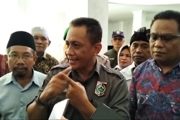 Ketua FKKD (di tengah) dan beberapa perangkat desa saat lakukan aksi spontanitas