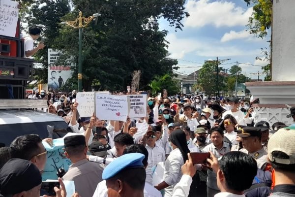 Ratusan P3K aksi di kantor DPRD Provinsi NTB.