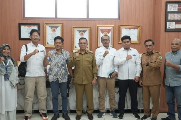 Wali Kota Bima H. A. Rahman H. Abidin, menggelar pertemuan silaturahmi dengan Kepala Pelindo, Pelni, dan Bulog untuk memperkuat sinergi dalam menjaga kebersihan taman dan ketertiban di wilayah kota, Senin (10/3/2025).