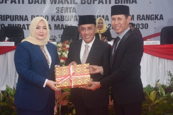 Prosesi Serah Terima Jabatan (Sertijab) dari Hj. Indah Dhamayanti Putri,SE.M.IP dan H. Dahlan M.Noer, Bupati dan Wakil Bupati Bima Masa Jabatan 2021- 2024 kepada Ady Mahyudi dan dr. H Irfan, Bupati dan Wakil Bupati Bima Masa Jabatan 2025-2030.