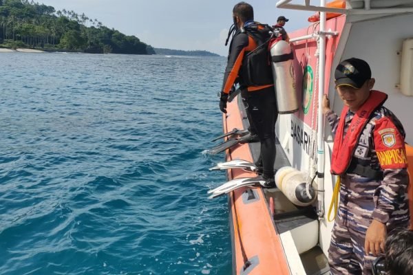 Tim SAR gabungan lakukan pencarian seorang remaja yang hilang saat berselancar di Lendang Luar Lombok Utara.