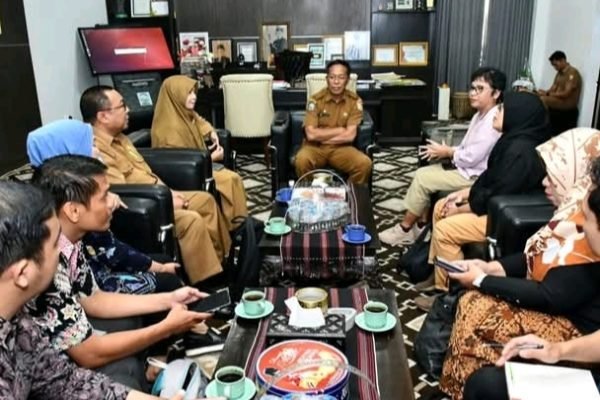 Sekda Lombok Timur, H.M Juaini Taofik saat bertemu beberapa NGO