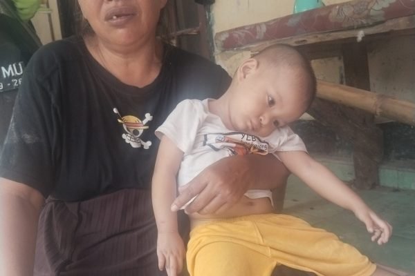 Nenek Fatimah bersama sang cucu.