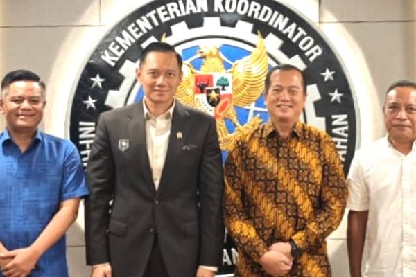 Dari kiri, Ketua DPD Partai Demokrat NTB Indra Jaya Usman, Menteri Koordinator (Menko) Infrastruktur dan Pembangunan Kewilayahan Agus Harimurti Yudhoyono, dan Gubernur NTB Lalu Muhamad Iqbal.