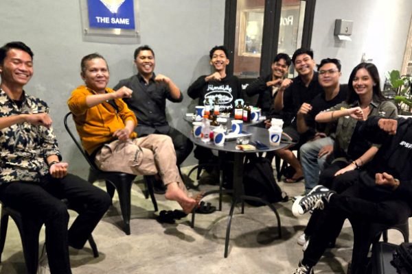 Abd Rachman Ketua Partai Gerinda Kota Mataram (tiga dari kir) bersama komunitas ekstrim car sport Underground