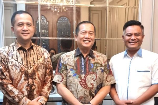Gubernur NTB Lalu Muhamad Iqbal (tengah) menemui Menteri Transmigrasi, Iftitah Sulaiman Suryanegara (kiri), bersama Ketua DPD Partai Demokrat NTB Indra Jaya Usman (kanan) di Jakarta, Jumat (17/5/2025) malam.