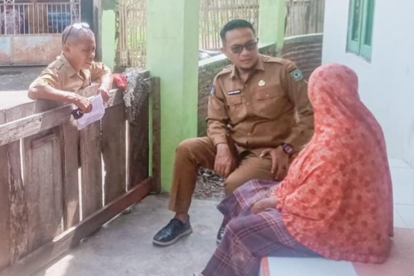 Kepala Dinas Perkim Kota Bima, A Faruk bersama tim fasilitator lapangan lakukan verifikasi RTLH di Kelurahan Ule Kecamatan Asakota, Selasa (20/5/2025)