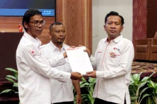 Plt Ketua PMI Lombok Barat menunjukkan surat keputusan hasil penetapan Ketua terpilih PMI Lombok Barat Haris Karnaen