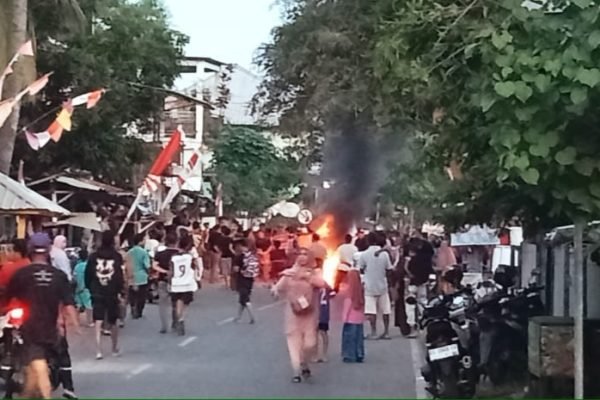 Aksi blokade jalan nasional di Kelurahan Oi Mbo Kecamatan Rasanae Timur Kota Bima hingga menyebabkan arus lalu lintas lumpuh, Selasa (27/5/2025).