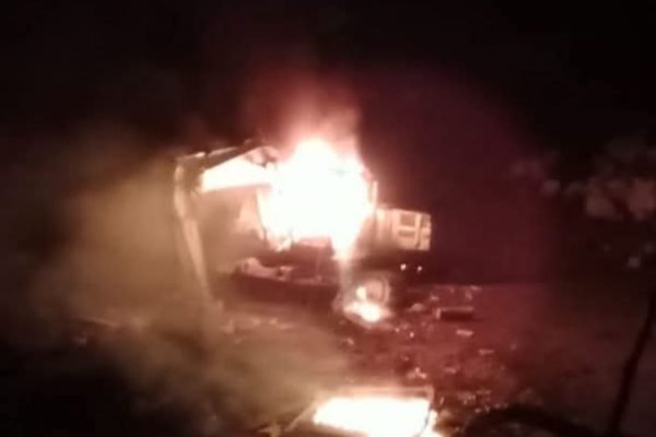 Saat pembakaran alat berat galian c dilakukan