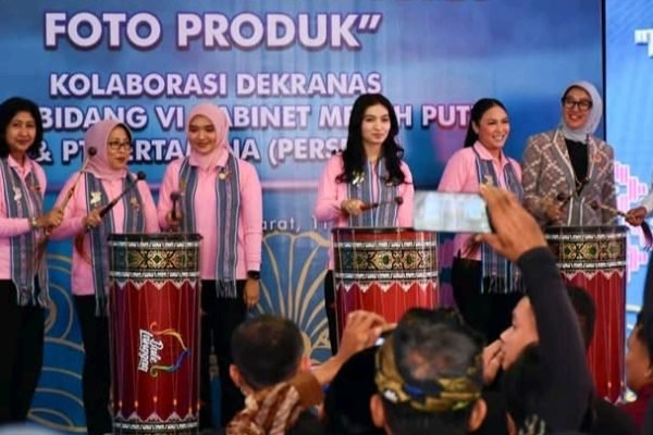 Saat rombongan Solidaritas Perempuan untuk Indonesia (Seruni) Bidang VI Kabinet Merah Putih membuka secara resmi pelatihan UMKM Pencitraan Merk dan Foto Produk.