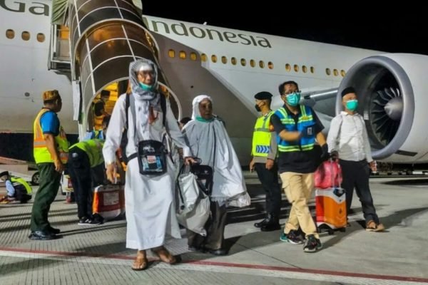 Jemaah haji kloter pertama tiba di bandara Lombok pukul 00:02 (foto kicknews.today/ist)