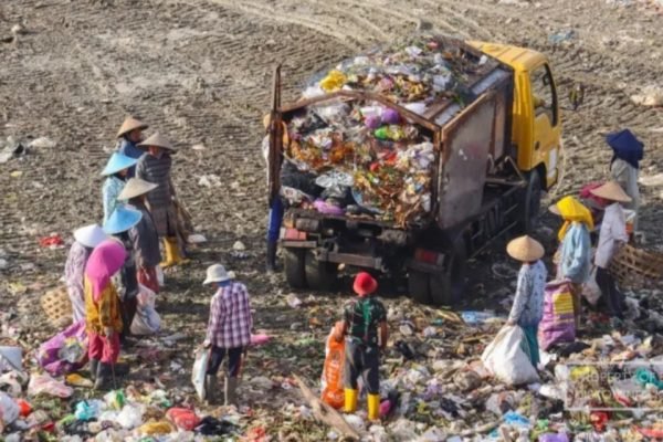 Aktivitas bongkar sampah di TPA Kebon Kongok. Foto: istimewa