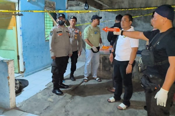 Polisi olah TKP penemuan mayat WNA asal Belanda di kamar kos di Sumbawa.