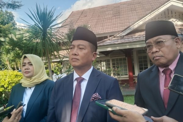 Gubernur NTB Drs. H. Lalu Muhamad Iqbal bersama sekda NTB Lalu Gita Ariadi dan Wakil gubernur NTB Hj Indah Dhamayanti Putri.