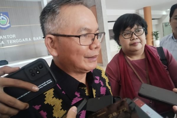 Kepala Badan Riset dan Inovasi Daerah (Brida) NTB Putu Gede Aryadi danDirektur Diseminasi dan Pemanfaatan Riset dan Inovasi Daerah BRIN Dr Sri Nuryanti (foto kicknews.today/wn)