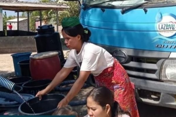 Saat ada bantuan pendistribusian air di Sekaroh tahun 2024