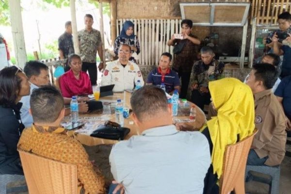 Asisten II setda pemprov NTB Lalu Moh Faozal berdialog langsung dengan pihak terkait di pantai ekas lombok timur (foto/ist)