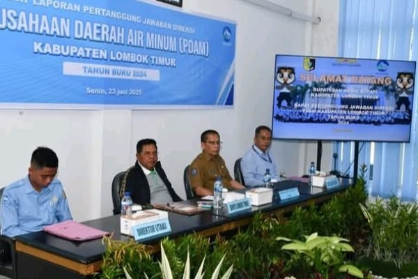 Bupati Lombok Timur, H, Haerul Warisin dan Wakil Bupati Lombok Timur saat hadiri rapat.