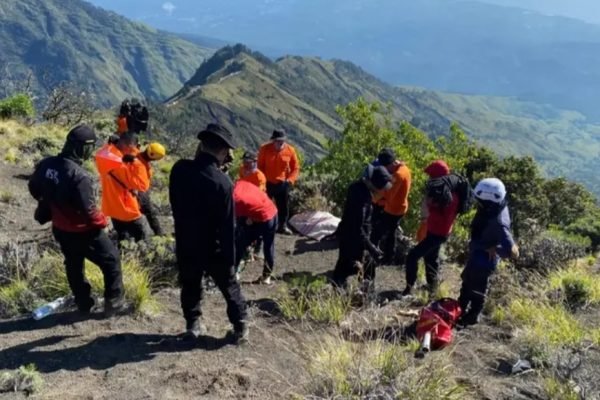 Tim SAR dan tim terus berupaya melakukan evakuasi terhadap WNA Juliana (27) yang terjatuh saat mendaki Gunung Rinjani. (foto ist)
