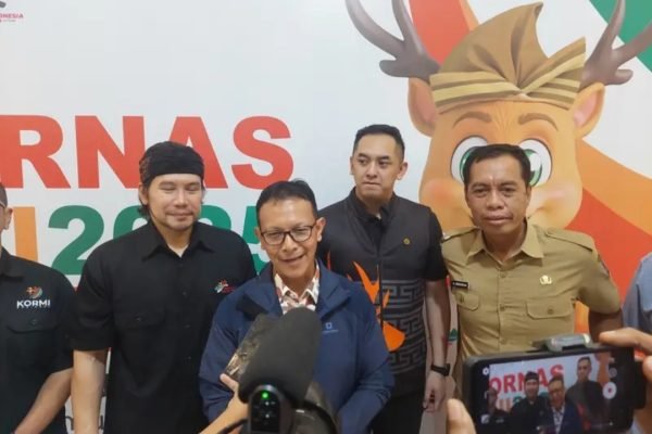 Asisten Deputi Pemberdayaan Pemuda dan Peningkatan Prestasi Bangsa Kemenko PMK RI, Ahmad Saufi didampingi Kepala Dispora Provinsi NTB H. Wirawan memberikan keterangan di Sekretariat Fornas VIII di NTB, Selasa, 24 Juni 2025. (Foto ist)