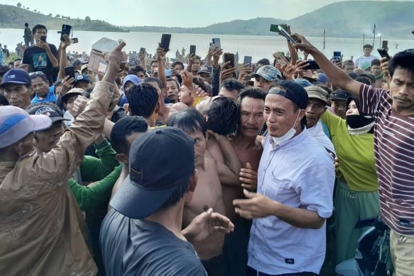 Proses evakuasi jasad korban tenggelam di Bendungan Tanju Kabupaten Dompu.