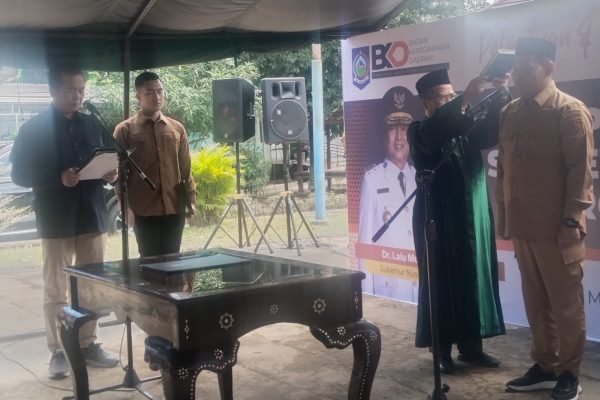 Gubernur NTB Dr H Lalu Muhamad Iqbal melantik PJ Sekda Lalu Mohammad Faozal (foto kicknews.today/wn)