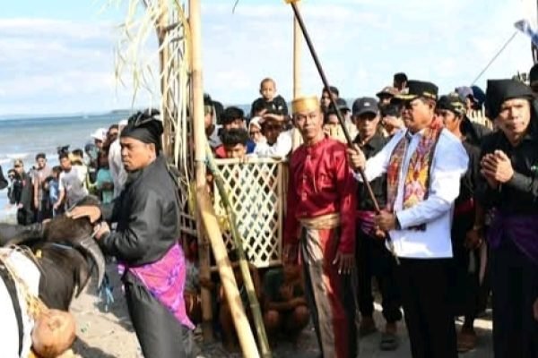 Tradisi Nyalamak Dilauk berlangsung di Lombok Timur.
