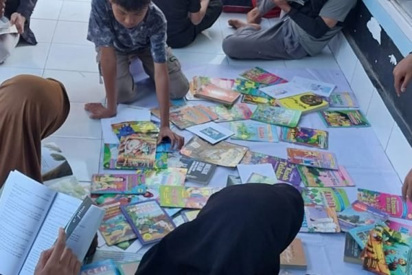 Aktifitas anak-anak di Sanggar Baca Abhinaya Lombok Timur.