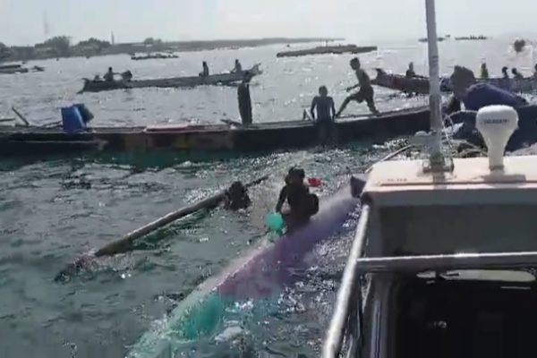 Sampan warga terbalik saat acara tradisi Nyalamak Dilauk di Tanjung Luar Lombok Timur.