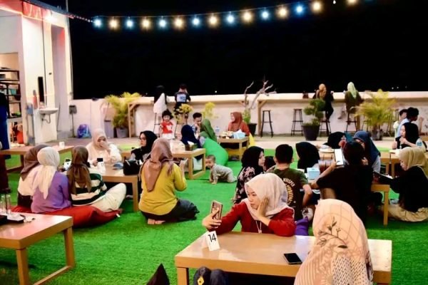 Suasana malam di Cafe Selaksa Rasa di Desa Naru Kecamatan Sape Kabupaten Bima. (Foto: Kinanti)