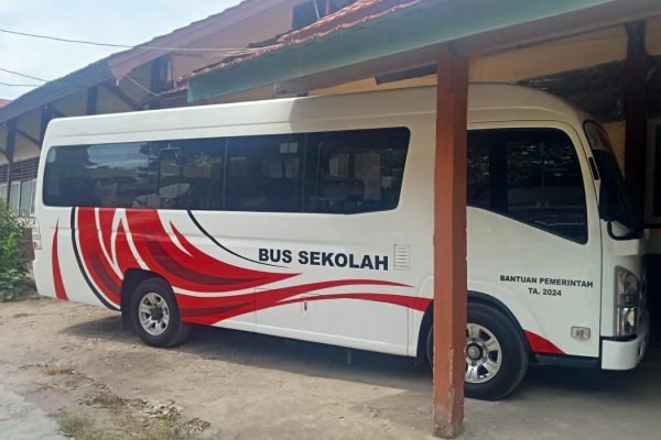 Bantuan bus sekolah SMAN 1 Lambu Bima.