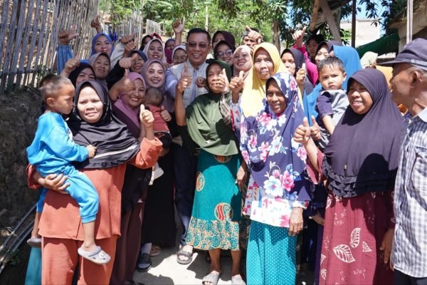 Wali Kota Bima bersama emak-emak di Kelurahan Nitu.