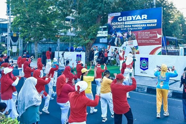 Senam bersama saat Gebyar Fornas VIII yang digelar Dinas Kominfotik NTB. (foto kicknews.today/wn)