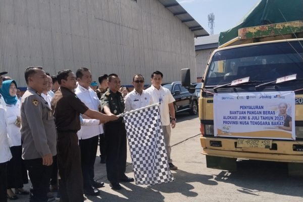 Gubernur NTB saat melepas penyaluran beras bapang ke masyarakat yg ada di NTB (foto kicknews.today/wn)