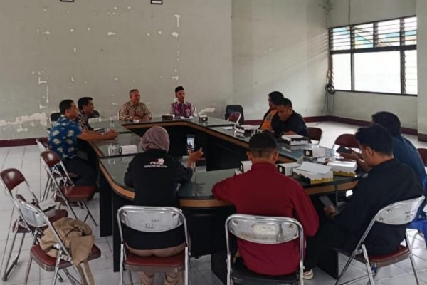 Saat hearing SBMI dengan Disnakertrans Lombok Timur