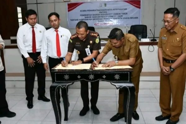 Bupati Lombok Timur, H, Haerul Warisin saat tanda tangan nota kesepahaman bersama Kejari