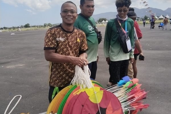 Rahmat bersama rekannya di eks Bandara Selaparang Mataram. (foto kicknews.today/wn)