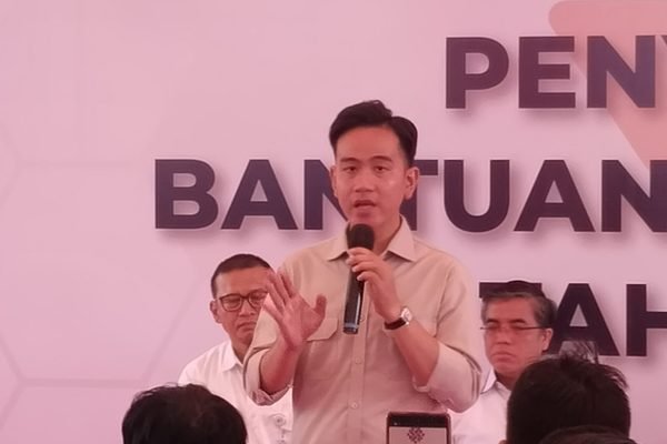 Wapres Gibran Rakabuming Raka saat penyaluran Bantuan Subsidi Upah (BSU) kepada pekerja di Kantor Pos Indonesia, jln Sriwijaya, Kota Mataram. (Foto kicknews.today/wn)