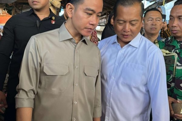 Wapres Gibran saat menyambangi Pasar Tradisional Kebon Roek Mataram (foto is$
