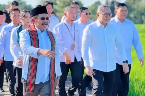 Menko Pangan bersama Bupati Laz saat mengunjungi Koperasi Merah Putih di Desa Kekeri Lobar (foto ist)