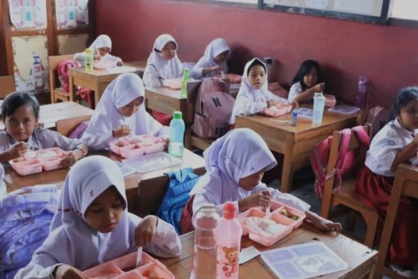 Program makan gratis di salah satu Sekolah Dasar. (foto ist)